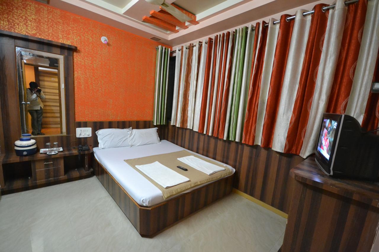 Hotel Sai Hari Prasad Ширди Экстерьер фото